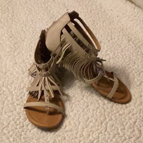 Shoes - Adorable fringe style sandals